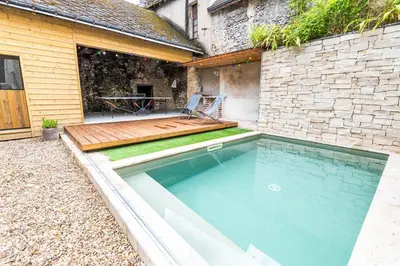 Piscine de l'établissement Maison paradisiaque avec piscine ou située à proximité