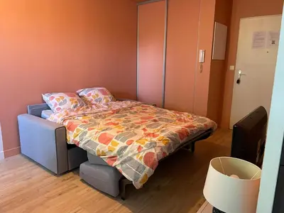 Un ou plusieurs lits dans un hébergement de l'établissement Studios TOUT INCLUS - Calme avec proximité du Centre Ville