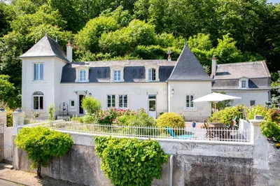 Piscine de l'établissement Le Clos Eugénie ou située à proximité