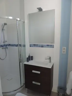 Salle de bains dans l'établissement Cèdre et Charme