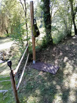 Jardin de l'établissement LES GRANGES D'ANTAN - le REFUGE FORESTIER - INSOLITE SANS EAU - ELECTRICITE AVEC BATTERIE NOMADE