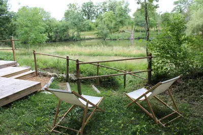 Jardin de l'établissement LES GRANGES D'ANTAN - le REFUGE FORESTIER - INSOLITE SANS EAU - ELECTRICITE AVEC BATTERIE NOMADE