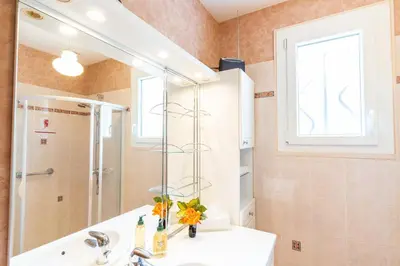 Salle de bains dans l'établissement Clos Fleuri : Amboise Home with Amazing Gardens