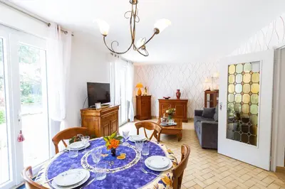 Télévision ou salle de divertissement dans l'établissement Clos Fleuri : Amboise Home with Amazing Gardens