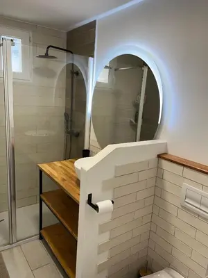 Salle de bains dans l'établissement L'escale des roses
