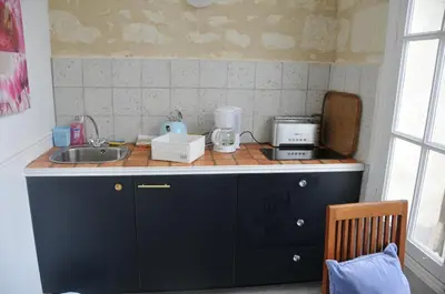 Cuisine ou kitchenette dans l'établissement LA Terrasse façon Giverny - GITE 2 personnes -