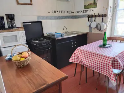 Cuisine ou kitchenette dans l'établissement Le Jardin Yuccas - Cosy cottage in the Loir& Loire Valleys