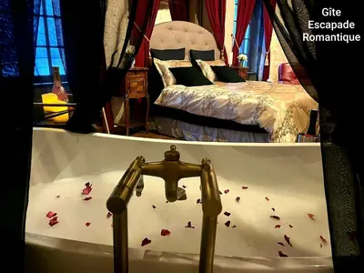 Un ou plusieurs lits dans un hébergement de l'établissement Escapade Romantique