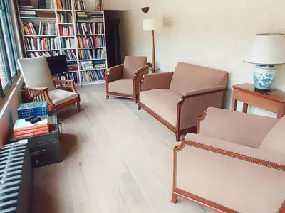 Coin salon dans l'établissement Gîte de charme avec jardin au cœur des châteaux, WiFi, parking inclus - FR-1-381-543