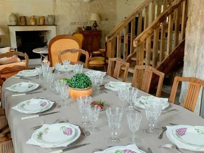 Coin salon dans l'établissement Gîte de charme avec jardin au cœur des châteaux, WiFi, parking inclus - FR-1-381-543