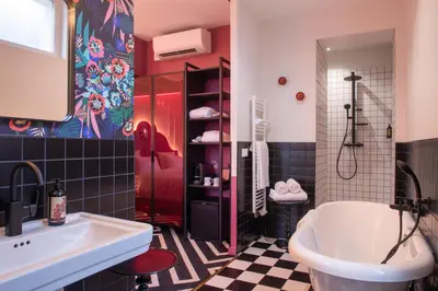 Salle de bains dans l'établissement LABE Hôtel Tours Centre Gare