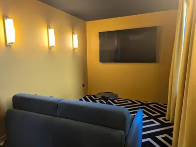 Télévision ou salle de divertissement dans l'établissement LABE Hôtel Tours Centre Gare