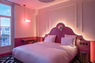 Un ou plusieurs lits dans un hébergement de l'établissement LABE Hôtel Tours Centre Gare
