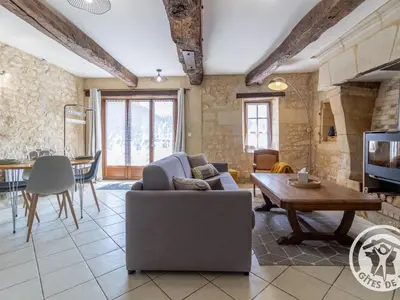 Coin salon dans l'établissement Gîte charmant en tuffeau près de Saumur avec terrasse, poêle à bois et grandes commodités - FR-1-622-64
