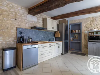 Cuisine ou kitchenette dans l'établissement Gîte charmant en tuffeau près de Saumur avec terrasse, poêle à bois et grandes commodités - FR-1-622-64