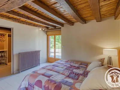 Un ou plusieurs lits dans un hébergement de l'établissement Gîte familial avec piscine privée, proche d'Angers et du Zoo de La Flèche - FR-1-622-65