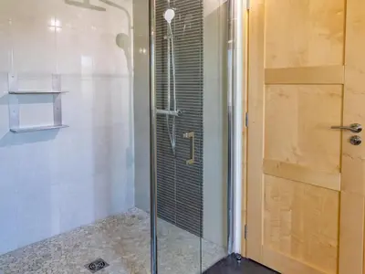 Salle de bains dans l'établissement Gîte familial avec piscine privée, proche d'Angers et du Zoo de La Flèche - FR-1-622-65
