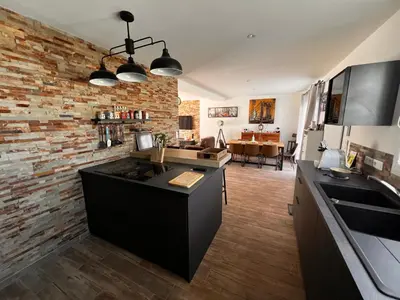 Cuisine ou kitchenette dans l'établissement Maison chaleureuse tout confort