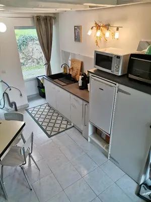 Cuisine ou kitchenette dans l'établissement La dépendance, petite maison au calme 1Chambre