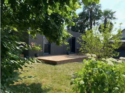 Jardin de l'établissement Mini maison au coeur de la Loire