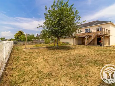 Jardin de l'établissement Gîte rénové 2023 avec terrasse, proche Zoo de La Flèche, idéal motards, 6 pers, wifi, parking sécurisé - FR-1-622-60