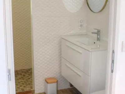 Salle de bains dans l'établissement Gîte tout inclus à Joué-lès-Tours avec grand jardin, proche châteaux et nature - FR-1-381-545