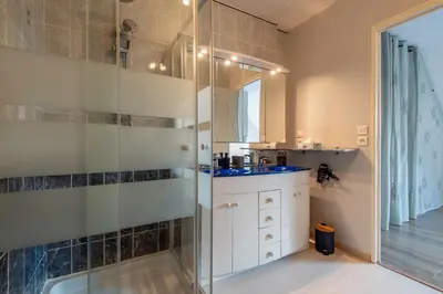 Salle de bains dans l'établissement La Villa d'Elvine - Maison avec grand jardin