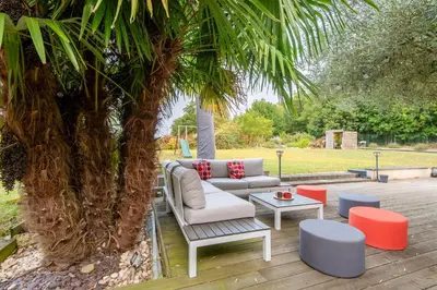 Jardin de l'établissement La Villa d'Elvine - Maison avec grand jardin