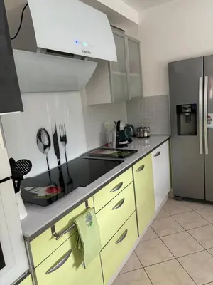 Cuisine ou kitchenette dans l'établissement Maison chaleureuse avec barbecue quartier calme