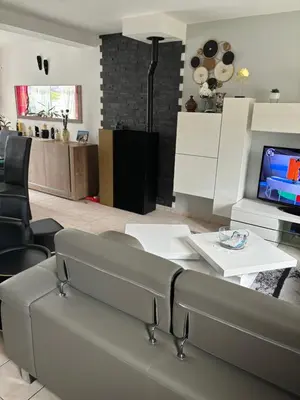 Télévision ou salle de divertissement dans l'établissement Maison chaleureuse avec barbecue quartier calme