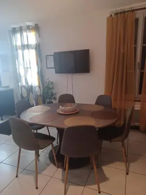Télévision ou salle de divertissement dans l'établissement Le Refuge