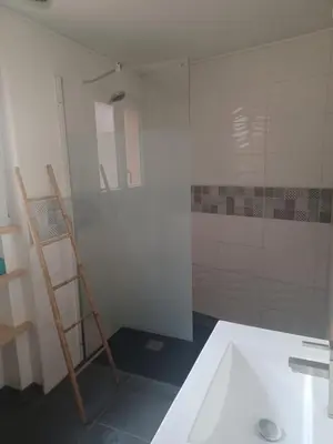 Salle de bains dans l'établissement Le Refuge