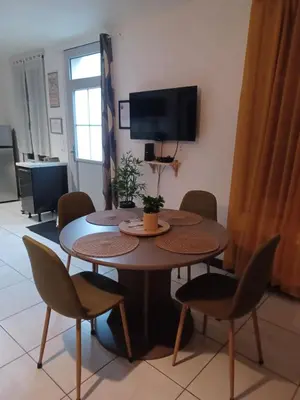Télévision ou salle de divertissement dans l'établissement Le Refuge
