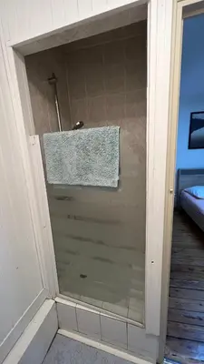 Salle de bains dans l'établissement Au pied du donjon