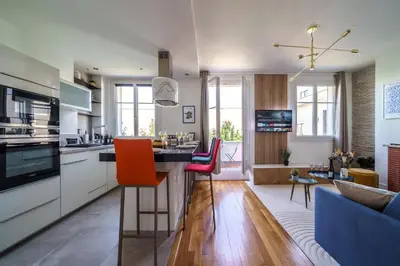 Cuisine ou kitchenette dans l'établissement Le Balcon des Arts - PrestiPlace Collection
