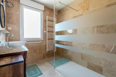 Salle de bains dans l'établissement Logis de la Perruche - Maison avec terrasses