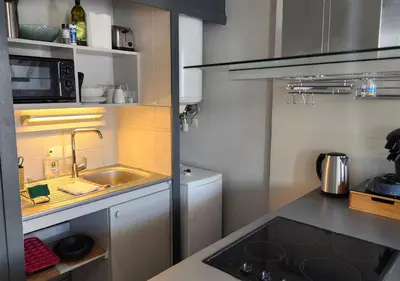 Cuisine ou kitchenette dans l'établissement 'Les Tropiques' - Parking privé - Balcon - Tout confort