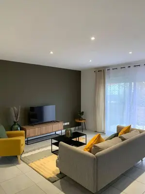 Télévision ou salle de divertissement dans l'établissement Charmante Villa