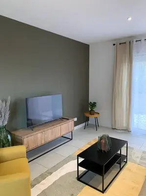 Télévision ou salle de divertissement dans l'établissement Charmante Villa