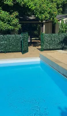 Piscine de l'établissement TourTour in the Loire Valley poolside Chalet ou située à proximité