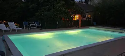 Piscine de l'établissement TourTour in the Loire Valley poolside Chalet ou située à proximité