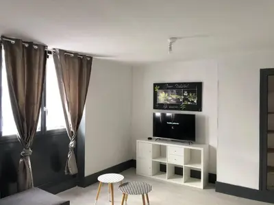 Télévision ou salle de divertissement dans l'établissement (B-2) bourgueil Studio N•2