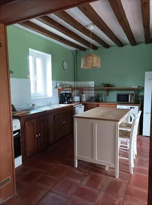 Cuisine ou kitchenette dans l'établissement Longère avec piscine