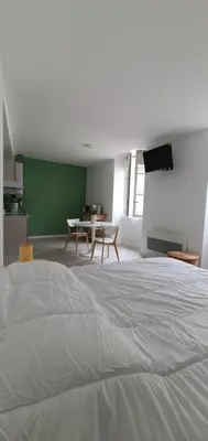 Un ou plusieurs lits dans un hébergement de l'établissement Agréable studio