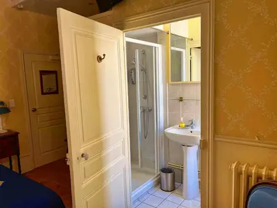 Salle de bains dans l'établissement LE JARDIN DU VENDOME