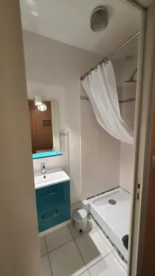 Salle de bains dans l'établissement Le Relais du Chateau