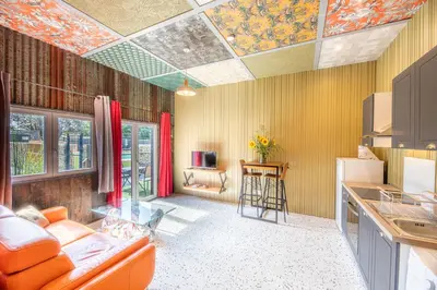 Coin salon dans l'établissement La Maison du Bois Brûlé 2 - Avec piscine partagée