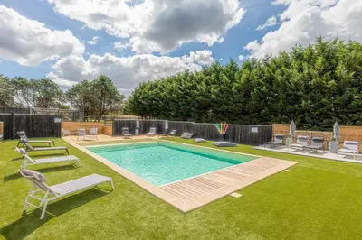 Piscine de l'établissement La Maison du Bois Brûlé 2 - Avec piscine partagée ou située à proximité