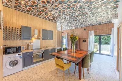 Cuisine ou kitchenette dans l'établissement La Maison du Bois Brûlé 1 - Avec piscine partagée