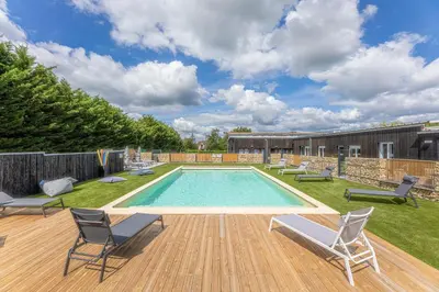 Piscine de l'établissement La Maison du Bois Brûlé 1 - Avec piscine partagée ou située à proximité